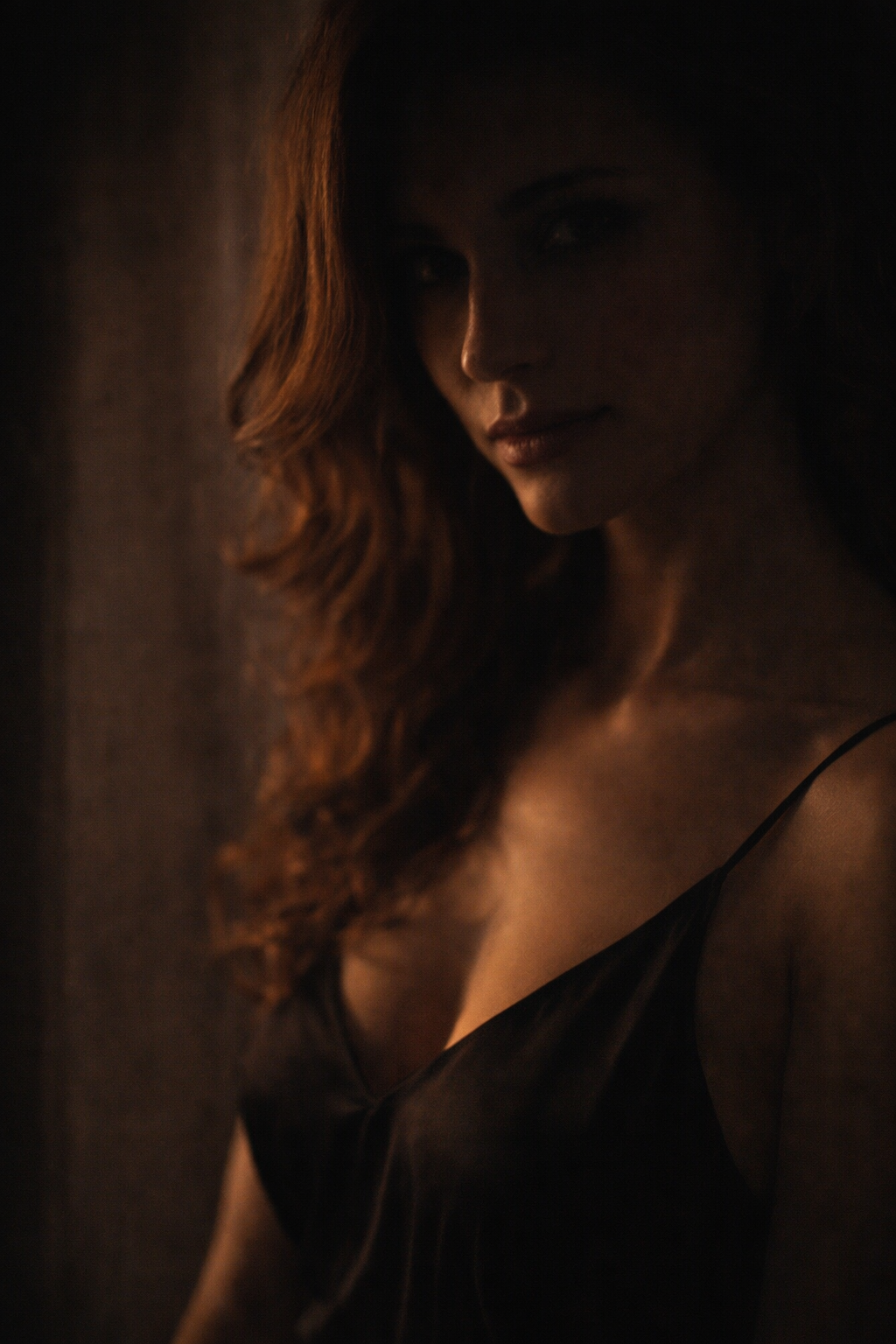 Femme élégante partiellement dévoilée, regard suggéré et lumière douce illustrant la séduction par la retenue